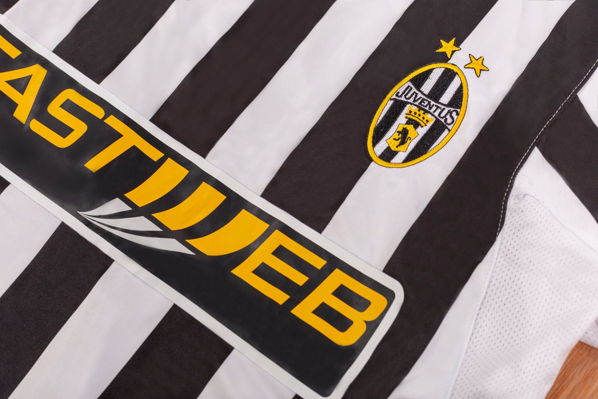 JUVENTUS  RETRO HOME JERSEY 2003-04 image 2