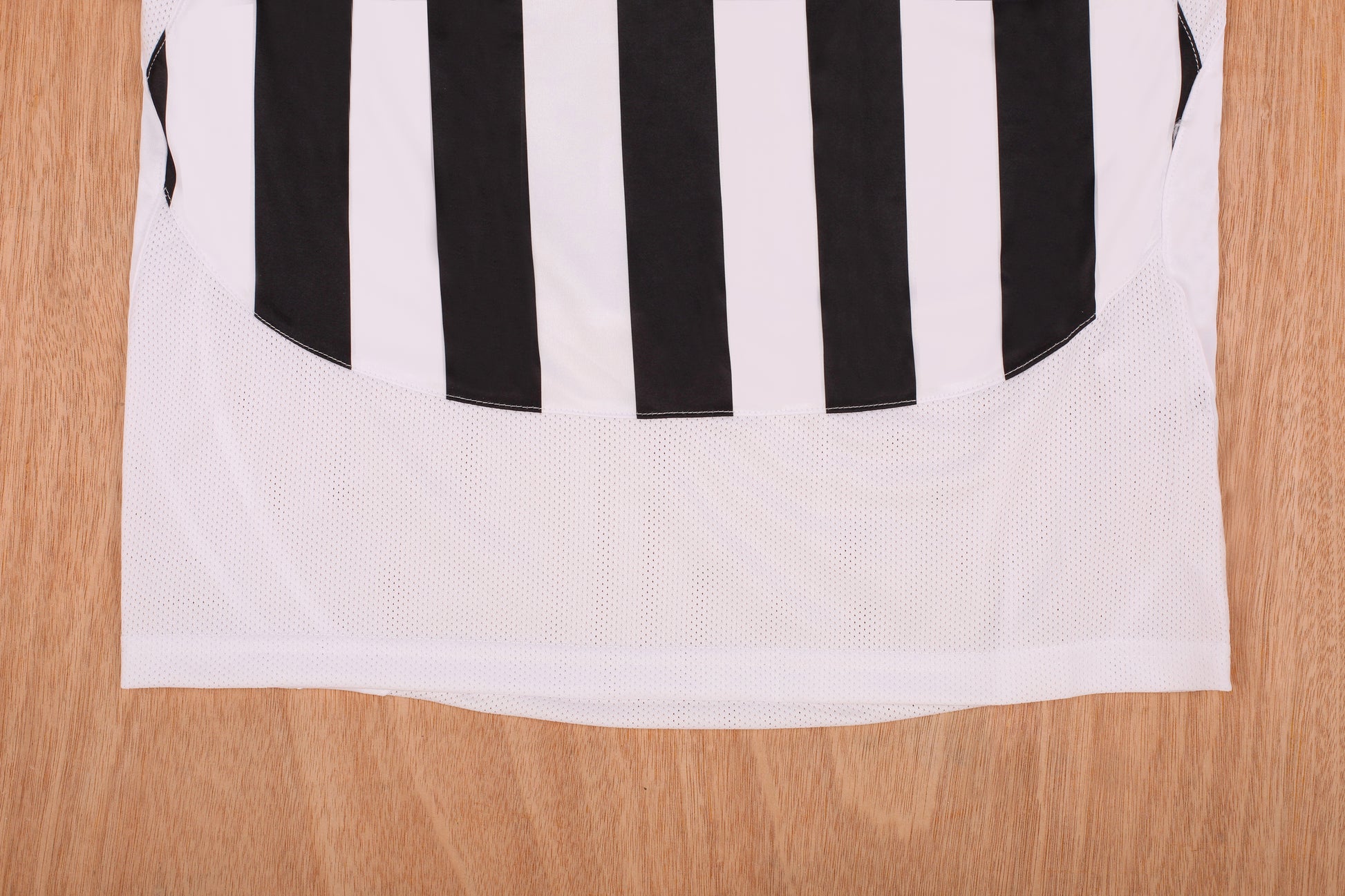JUVENTUS  RETRO HOME JERSEY 2003-04 image 3