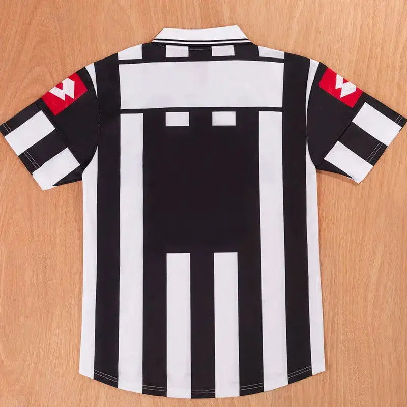 JUVENTUS Retro Home Jersey 2001-02 image 1