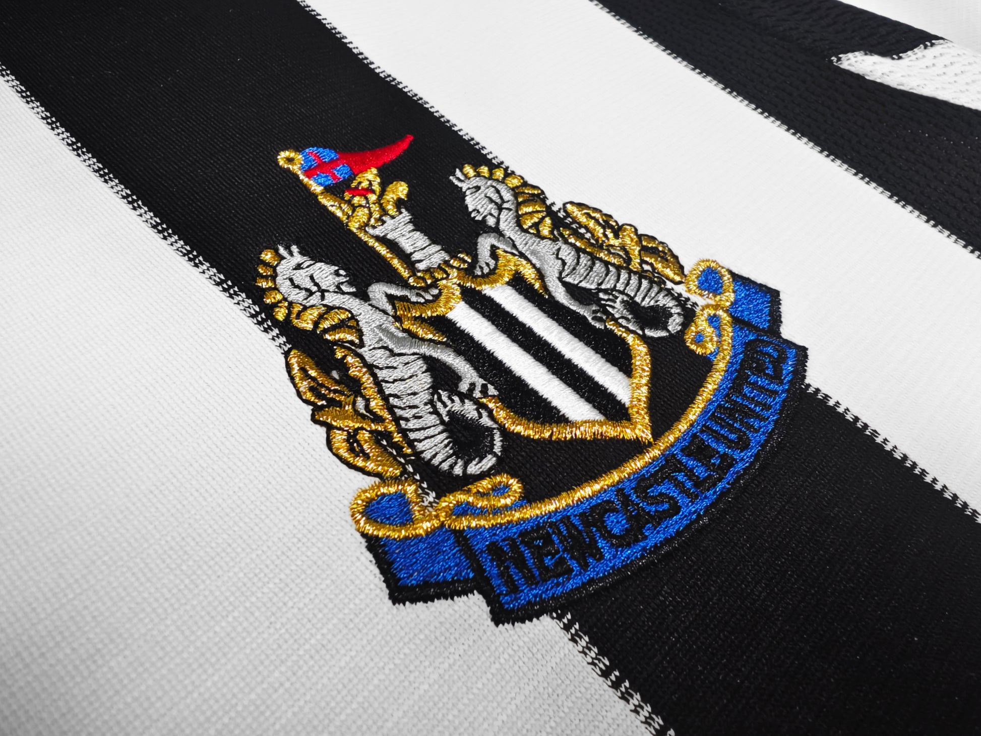NEWCASTLE UNITED Retro Home Jersey 1999-00 image 6