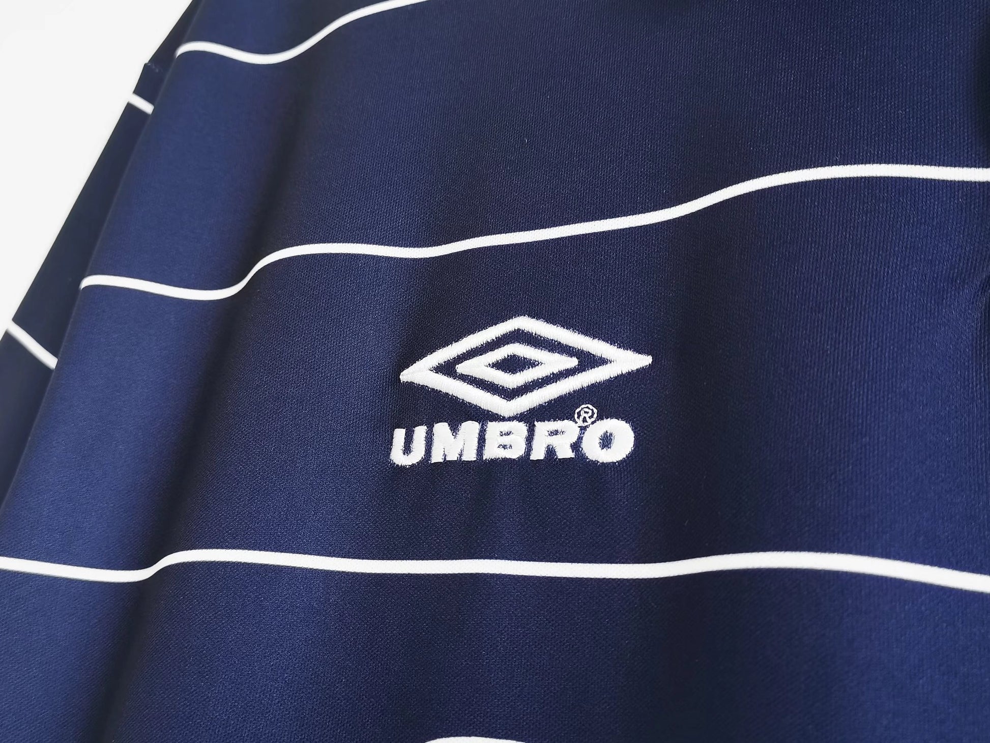 MANCHESTER UNITED RETRO JERSEY 1999-00 image 9