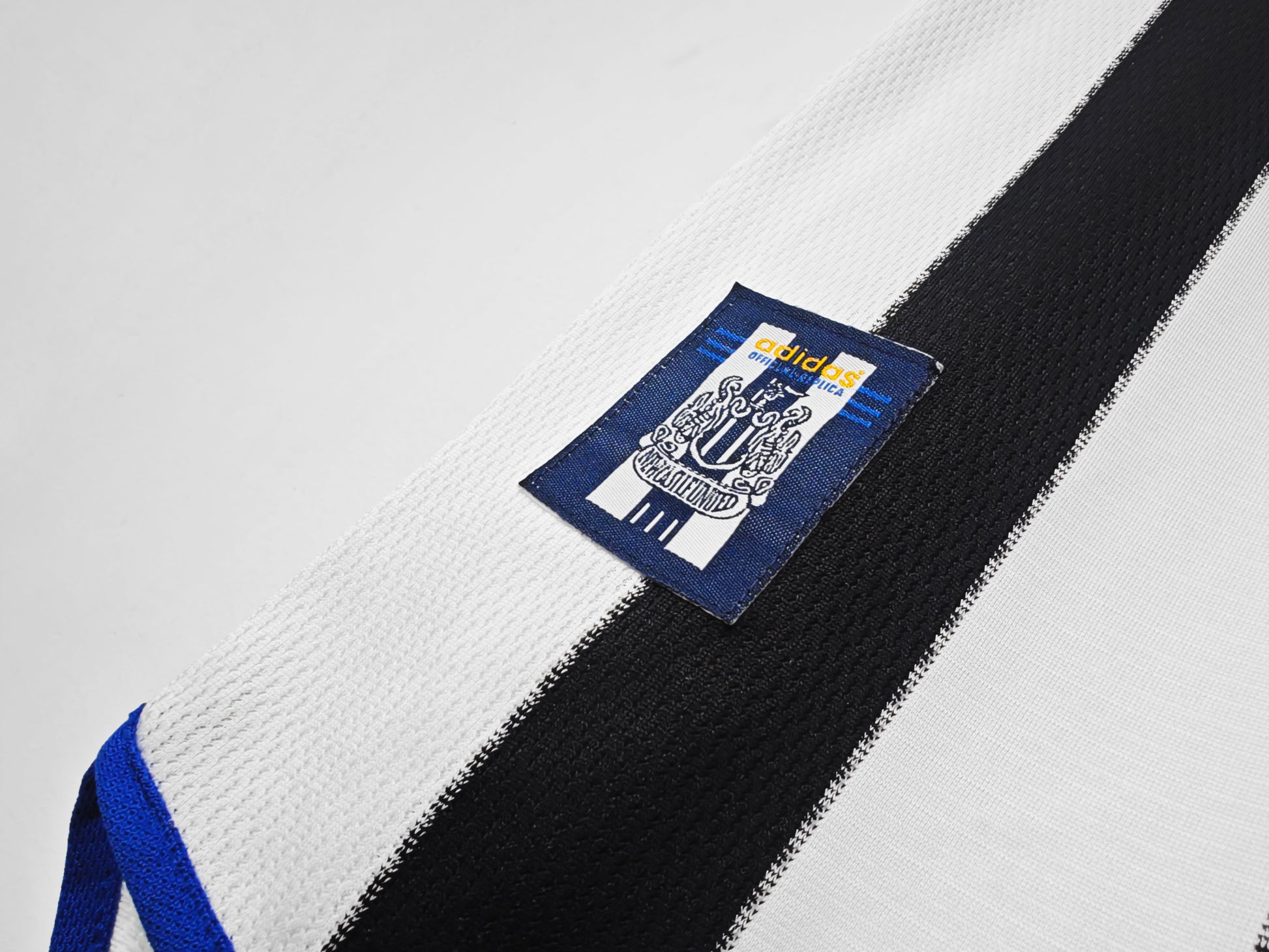 NEWCASTLE UNITED Retro Home Jersey 1999-00 image 8