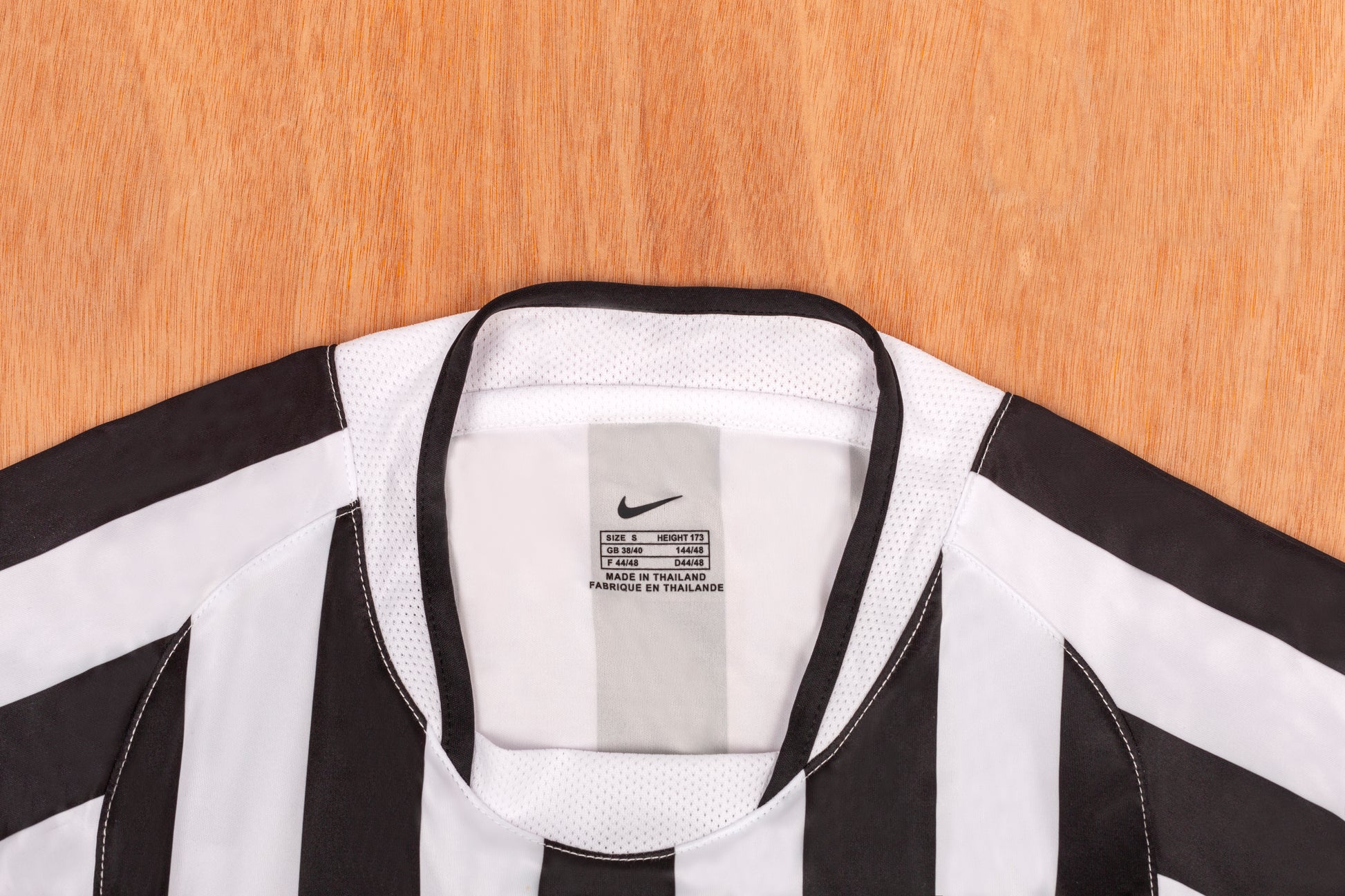 JUVENTUS  RETRO HOME JERSEY 2003-04 image 7