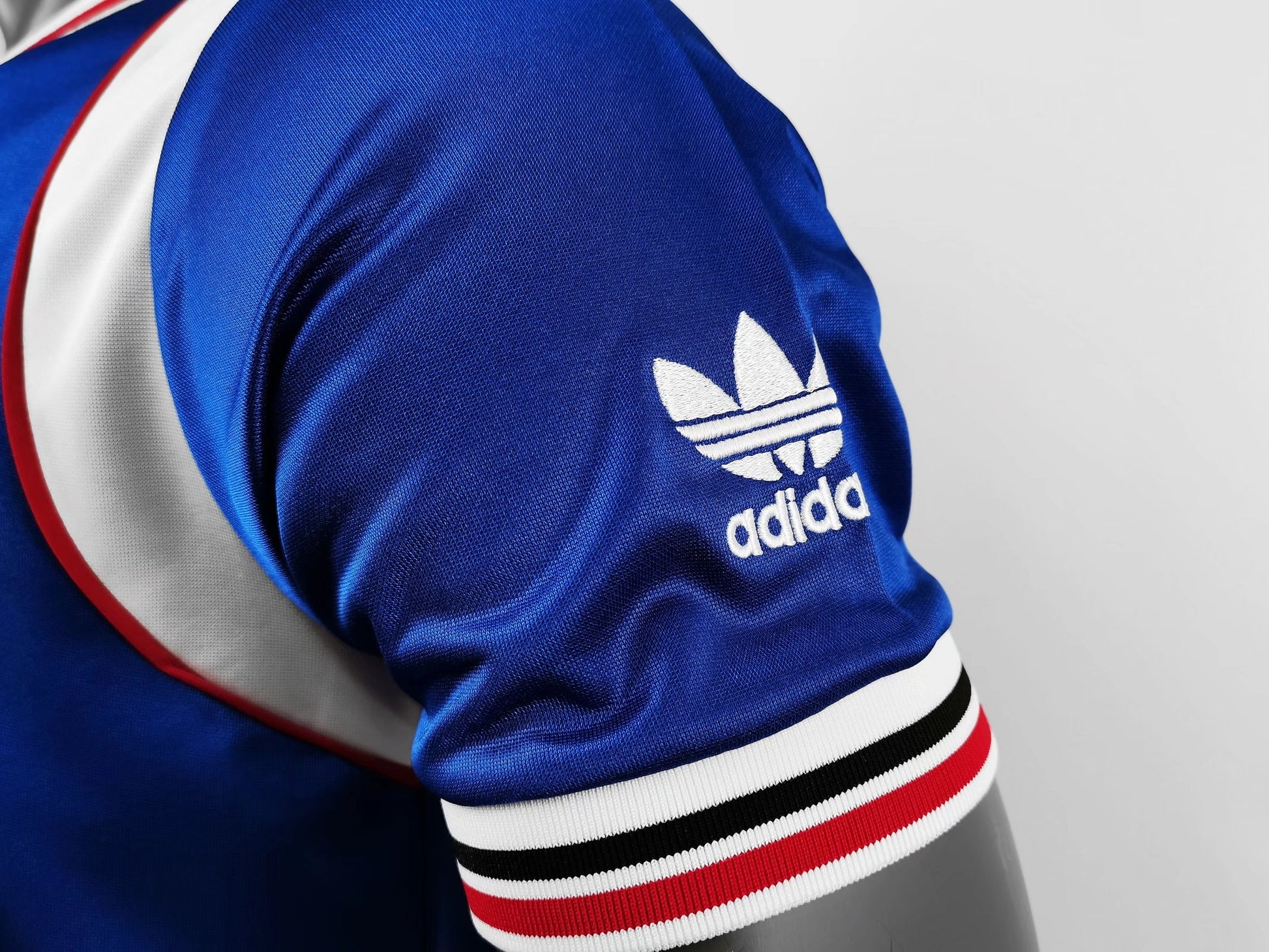 MANCHESTER UNITED RETRO JERSEY 1985 image 7