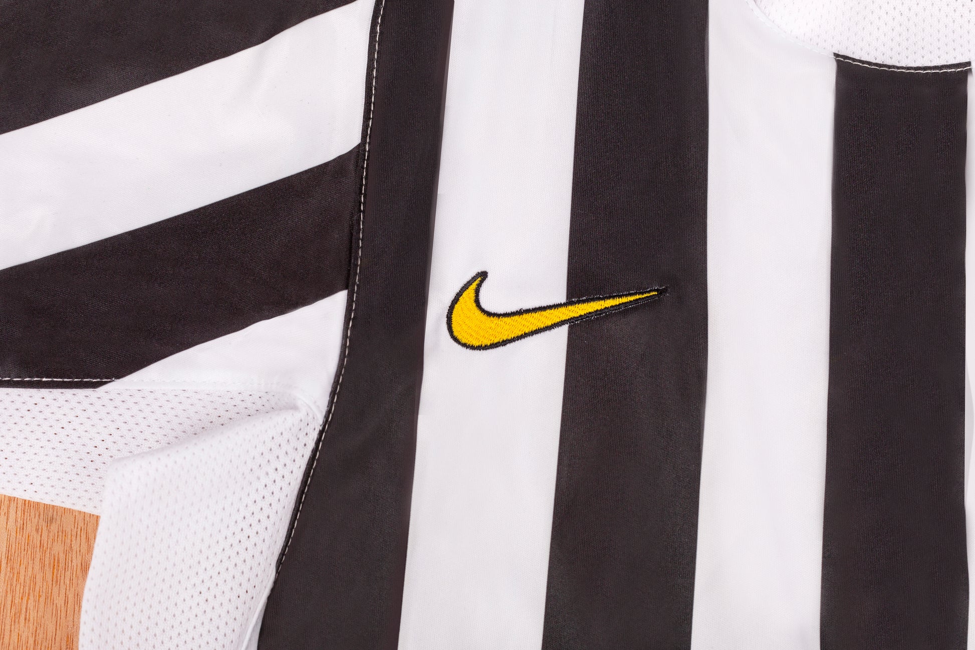 JUVENTUS  RETRO HOME JERSEY 2003-04 image 5