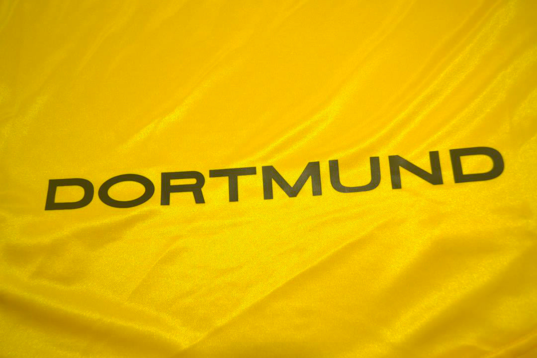 BVB Retro Home Jersey 1998-00 image 4