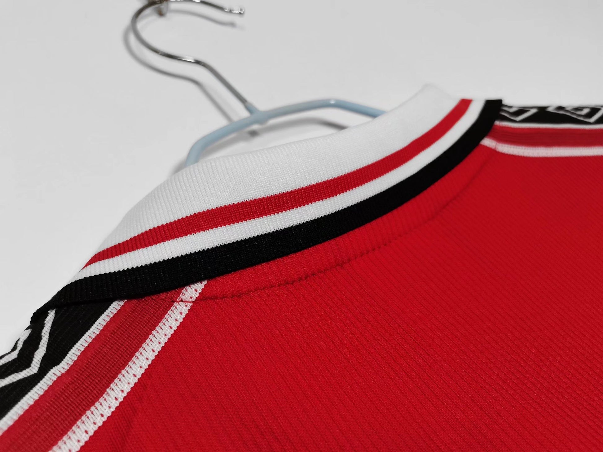MANCHESTER UNITED RETRO JERSEY 1998 image 9