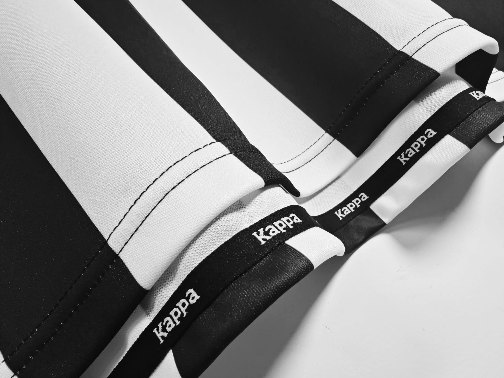 JUVENTUS  RETRO HOME JERSEY 1998-99 image 7