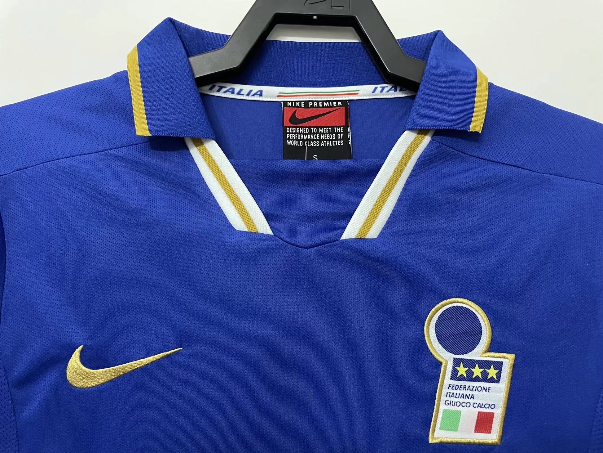 ITALY Retro Home Jersey EURO 96 image 3