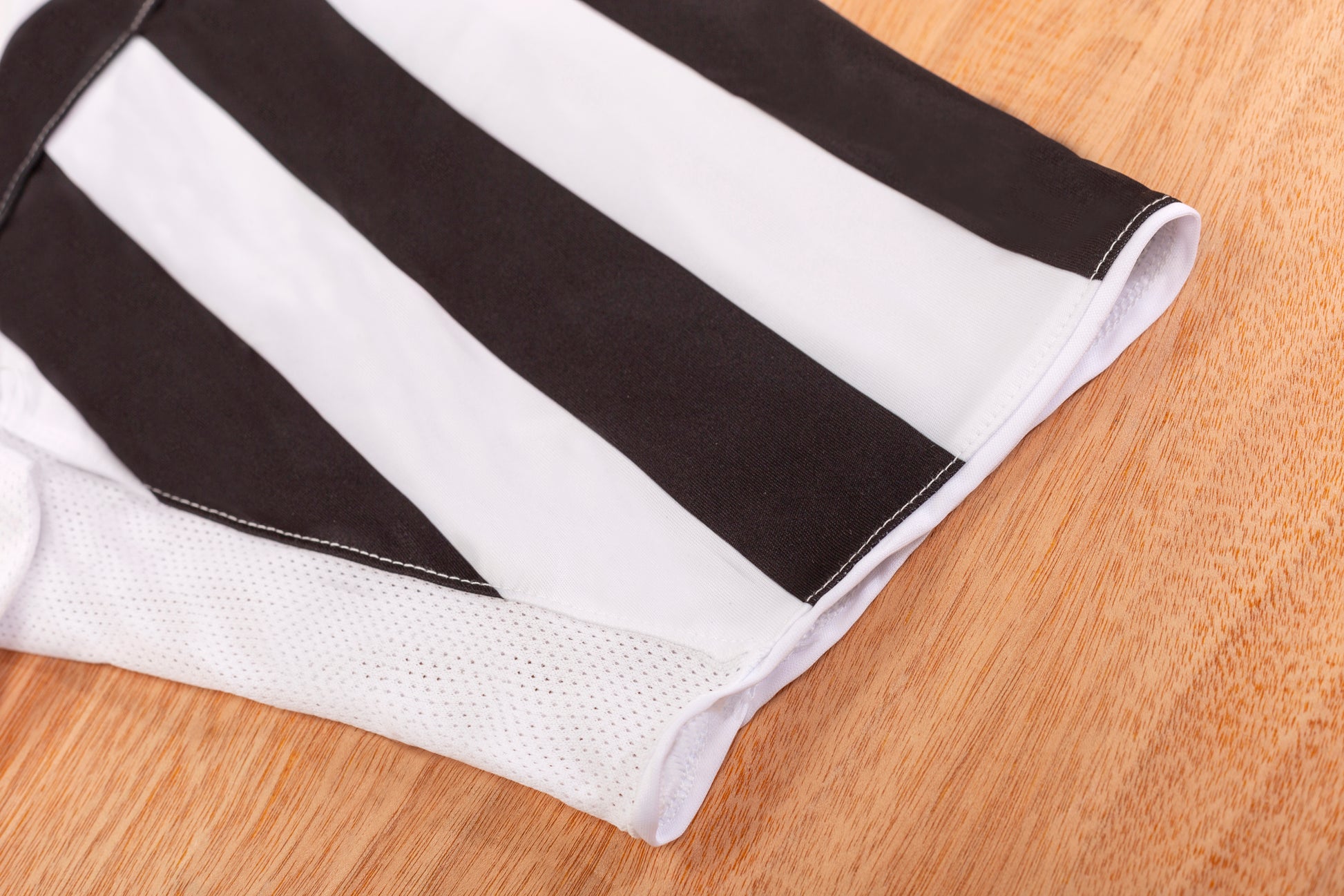 JUVENTUS  RETRO HOME JERSEY 2003-04 image 8