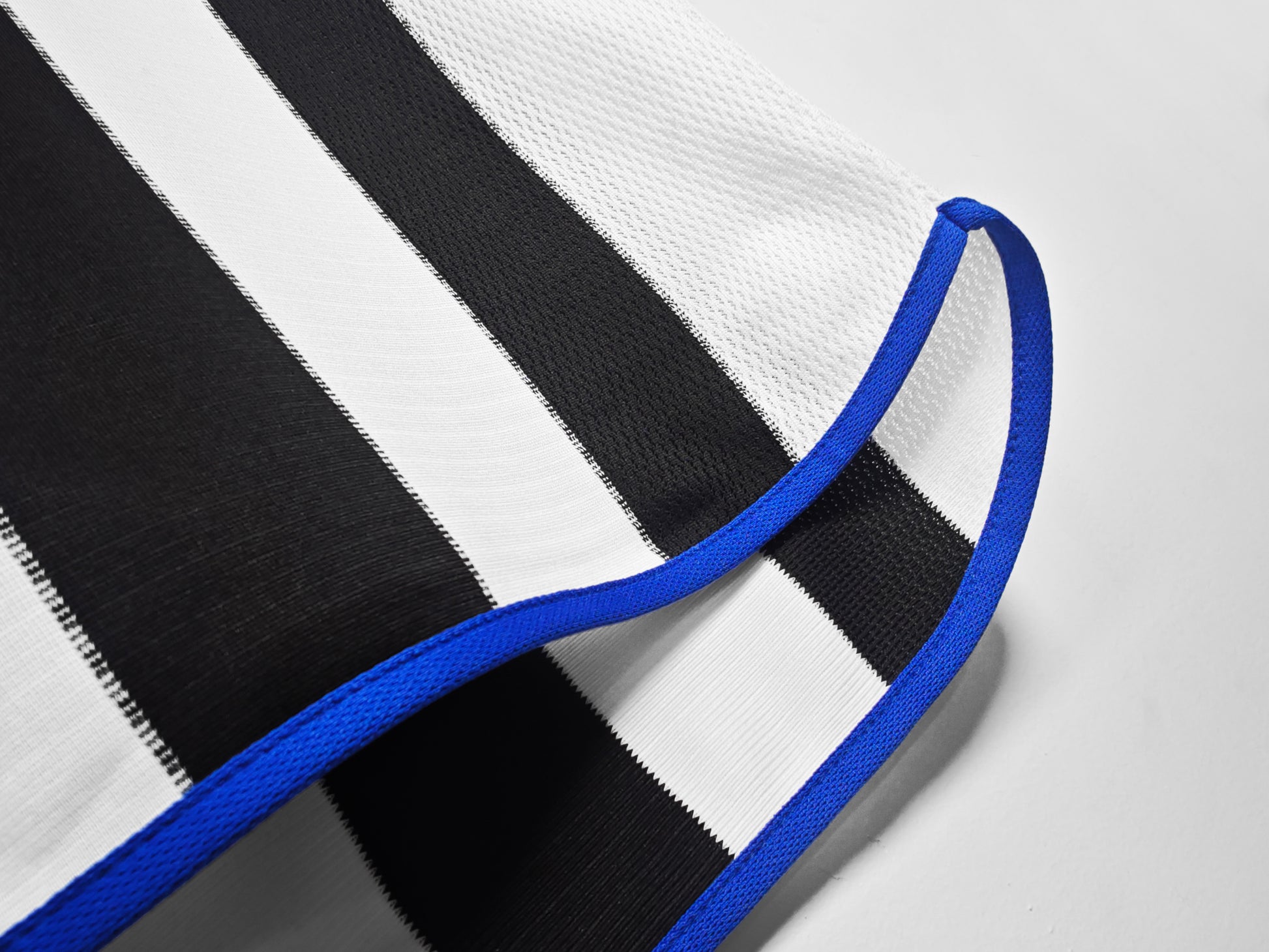NEWCASTLE UNITED Retro Home Jersey 1999-00 image 7