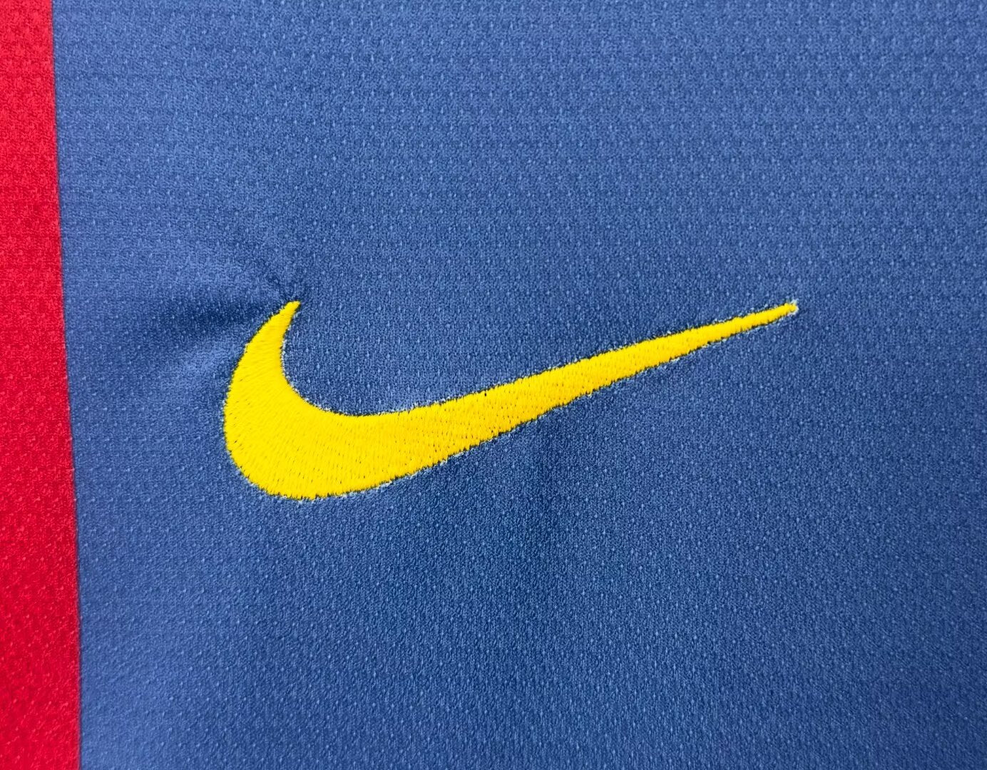 BARCELONA Retro Home Jersey  2006-07 image 4