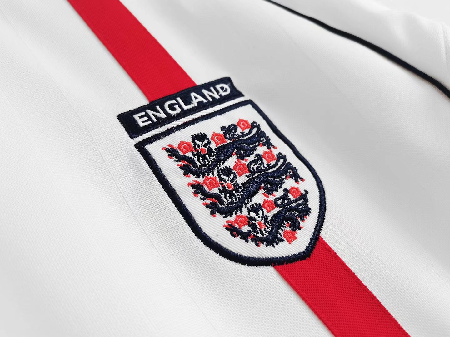 ENGLAND Retro Home Jersey WORLD CUP 2002 image 1