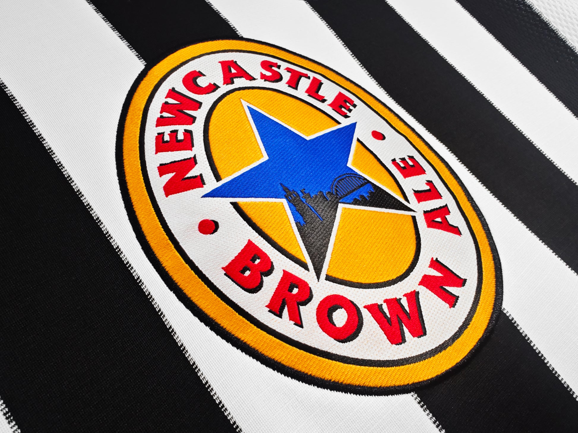 NEWCASTLE UNITED Retro Home Jersey 1999-00 image 5
