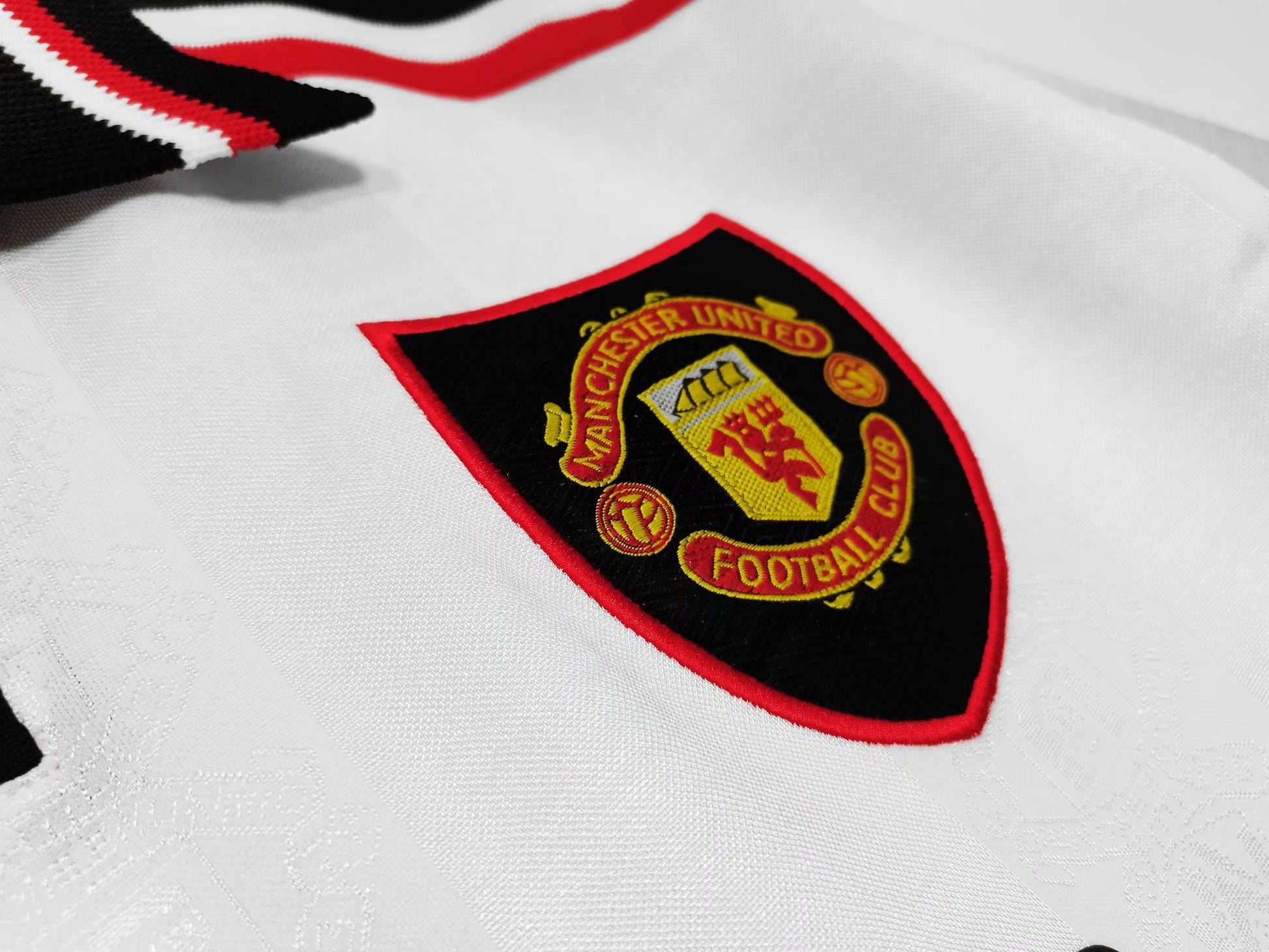 MANCHESTER UNITED RETRO JERSEY 1998-99 image 11