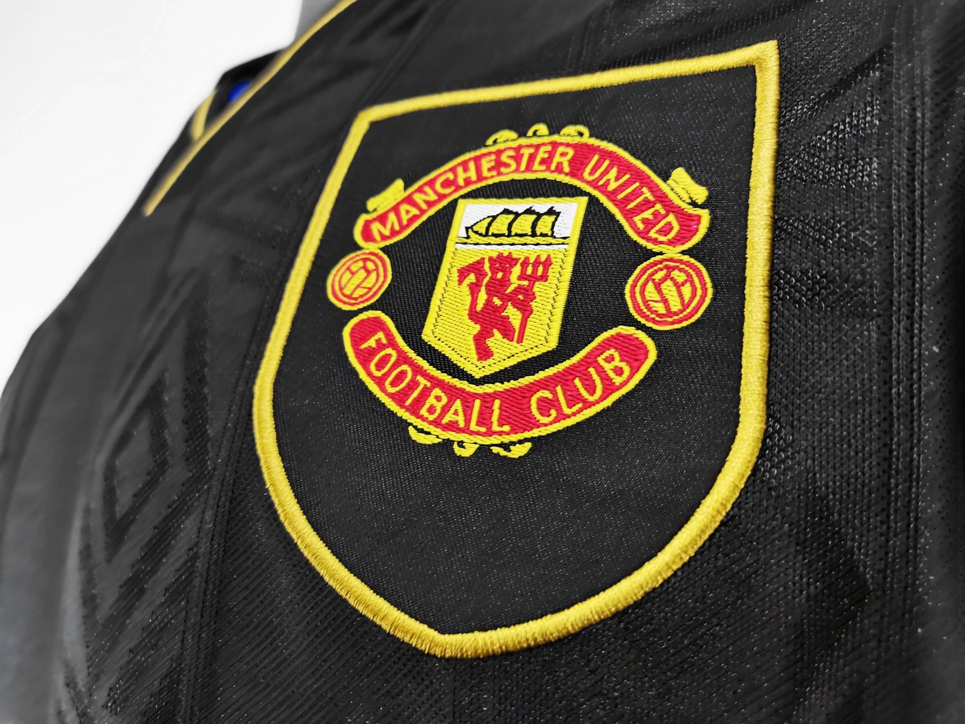 MANCHESTER UNITED RETRO JERSEY 1993-95 image 6