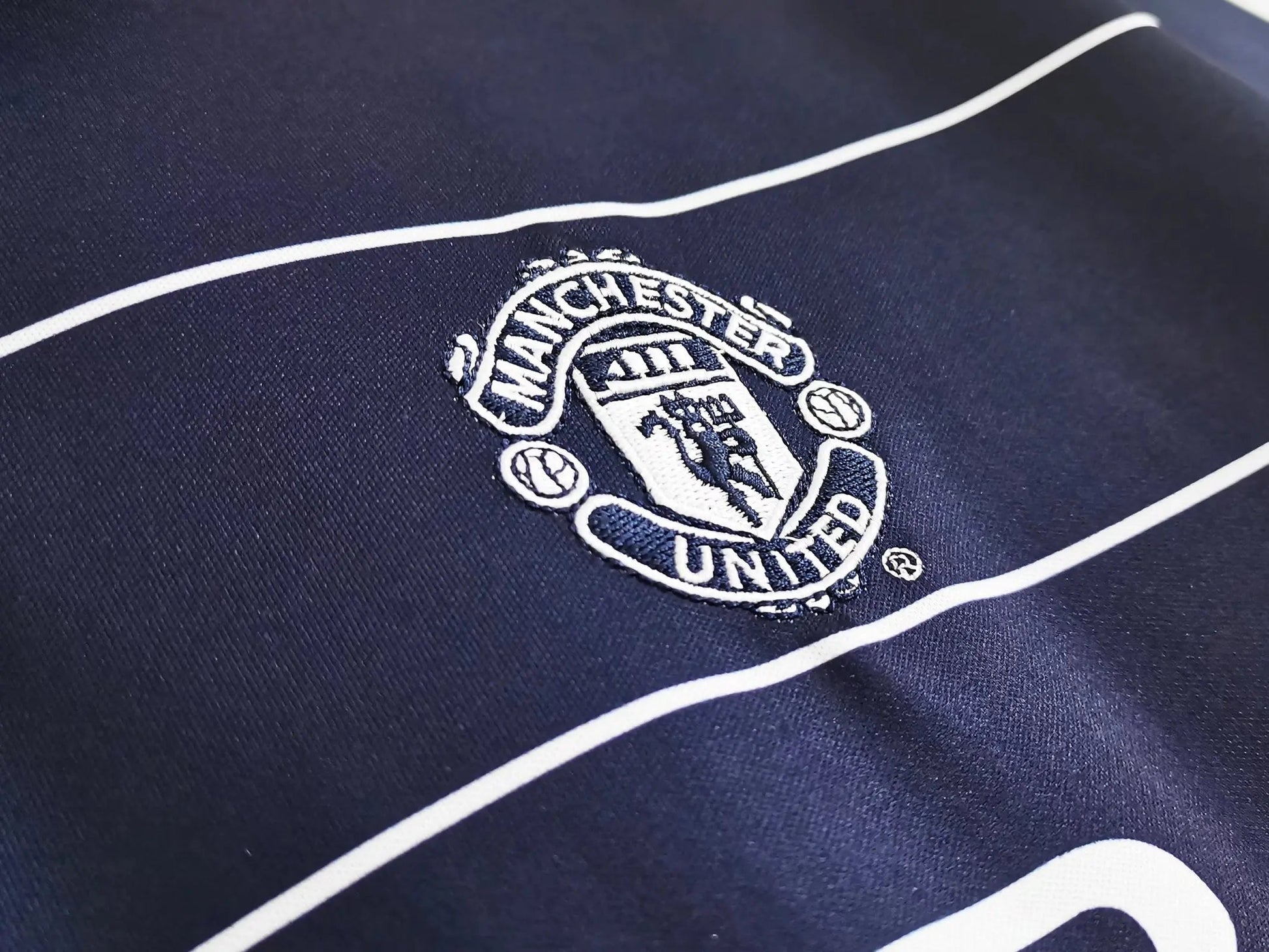 MANCHESTER UNITED RETRO JERSEY 1999-00 image 2