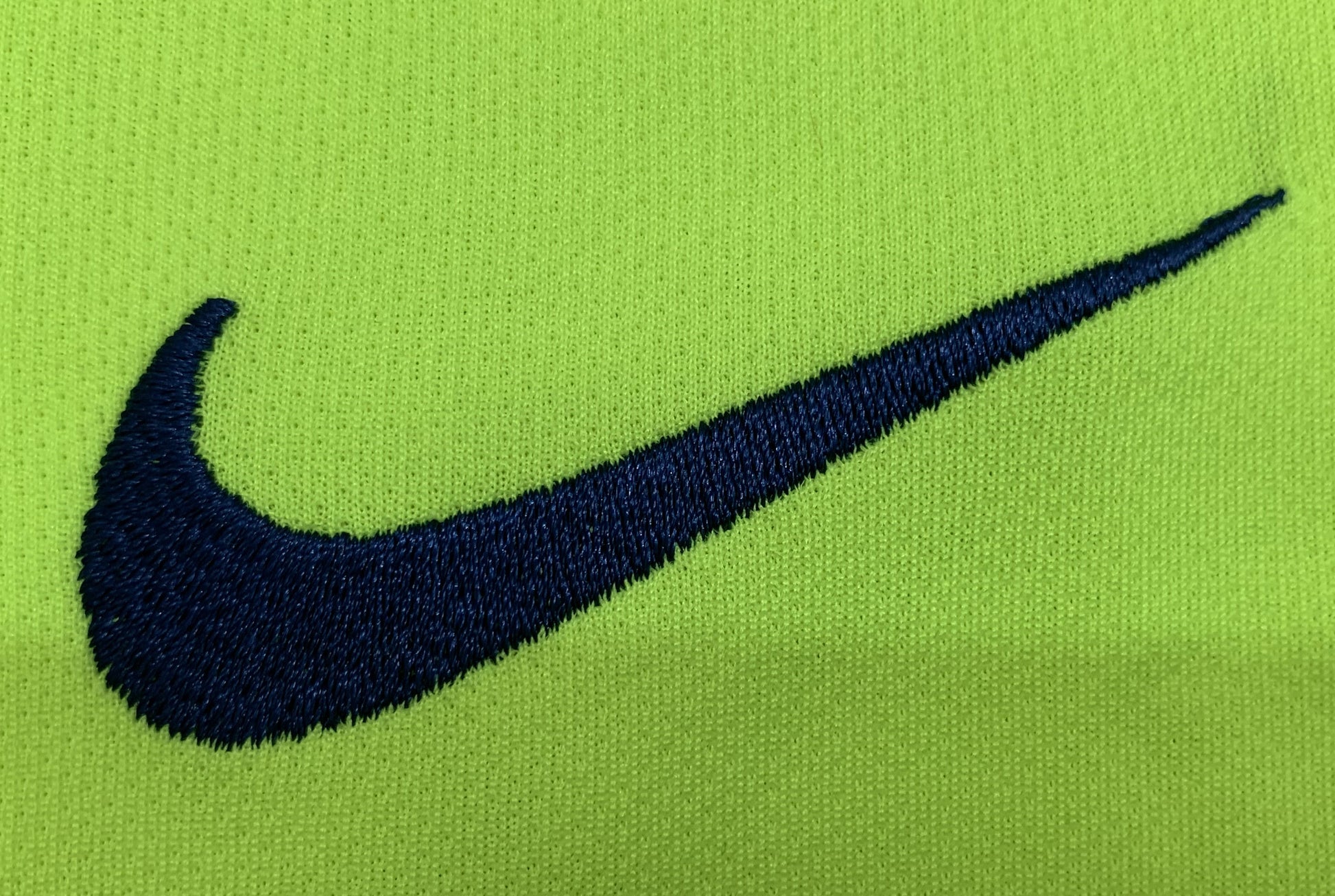 BARCELONA Retro Away Jersey  2005-06 image 2
